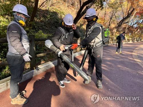'철저한 준비는 필수' (서울=연합뉴스) 서윤호 인턴기자 = 지난 10일 오전 서울 남산공원에서 청소 전 작업자의 도움을 받아 장비를 착용하고 있다. 2025.11.12
