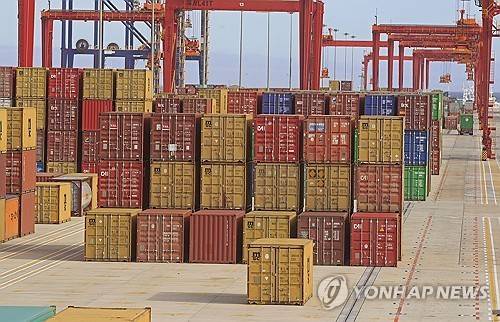 남아프리카공화국 케이프타운의 한 항구에서 선적을 기다리는 컨테이너들 [AP 연합뉴스 자료사진. 재판매 및 DB 금지]