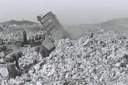 1984년 난지도 쓰레기 하치장 모습 [연합뉴스 자료사진]