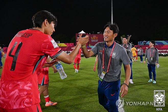 하이파이브 하는 백기태 감독 (서울=연합뉴스) 백기태 U-17 축구대표팀 감독이 10일(한국시간) 카타르 도하의 어스파이어존에서 열린 2025 국제축구연맹(FIFA) U-17 월드컵 조별리그 F조 3차전 코트디부아르와의 경기에서 3-1로 이긴 뒤 선수들과 하이파이브를 하고 있다. 2025.11.11 [대한축구협회 제공. 재판매 및 DB 금지] photo@yna.co.kr