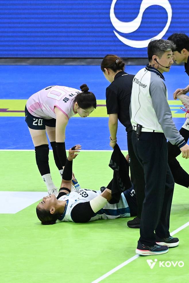 다리 근육 경련 호소하는 실바(중앙) [한국배구연맹 제공. 재판매.DB 금지]