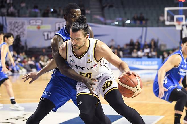 공격하는 아셈 마레이 [KBL 제공. 재판매 및 DB 금지]
