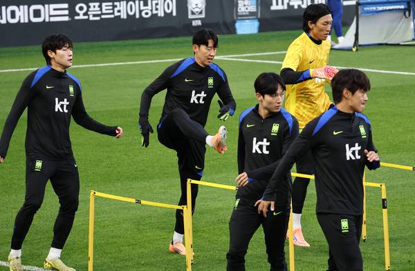 축구 대표팀 주장 손흥민이 11일 충남 천안 대한민국축구종합센터에서 진행된 오픈 트레이닝에서 몸을 풀고 있다. /연합뉴스