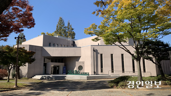 지난 1990년 1월22일 전국노동조합협의회(전노협) 창립대회가 열렸던 수원 성균관대학교 자연캠퍼스. 외관은 리모델링을 거치며 붉은 벽돌 흔적이 사라졌지만, 내부 벽면에는 벽돌 마감이 남아 있다. /유혜연기자 pi@kyeongin.com