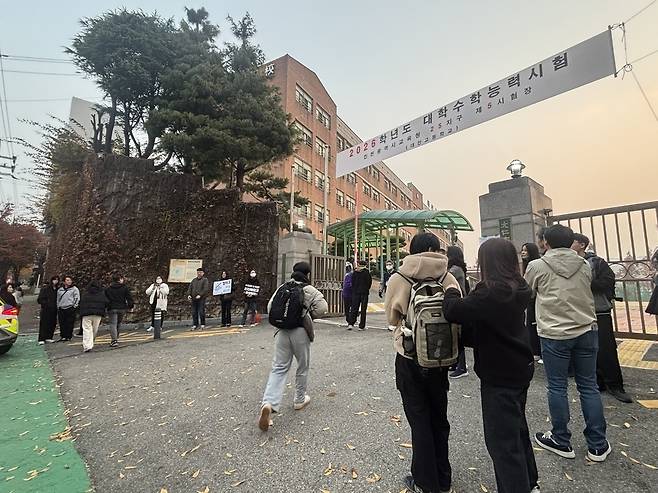 ▲ 13일 오전 2026학년도 대학수학능력시험이 치러지는 인천 서구 대인고등학교로 수험생들이 들어가고 있다. /정혜리 기자 hye@incheonilbo.com