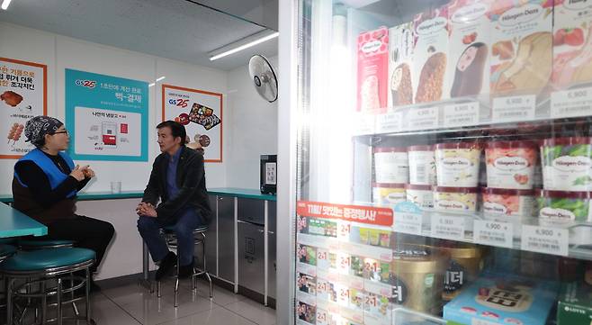 ▲ 13일 인천 미추홀구 소재 한 편의점을 찾은 조국 조국혁신당 당대표 후보가 지역 소상공인 당원과 대화를 하고 있다. /이재민 기자 leejm@incheonilbo.com