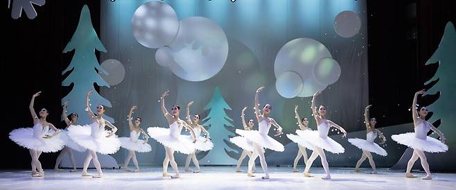 ▲&nbsp;명작 발레 '호두까기 인형' 중 눈송이 요정들의 눈부신 왈츠 장면. /사진제공=수원문화재단