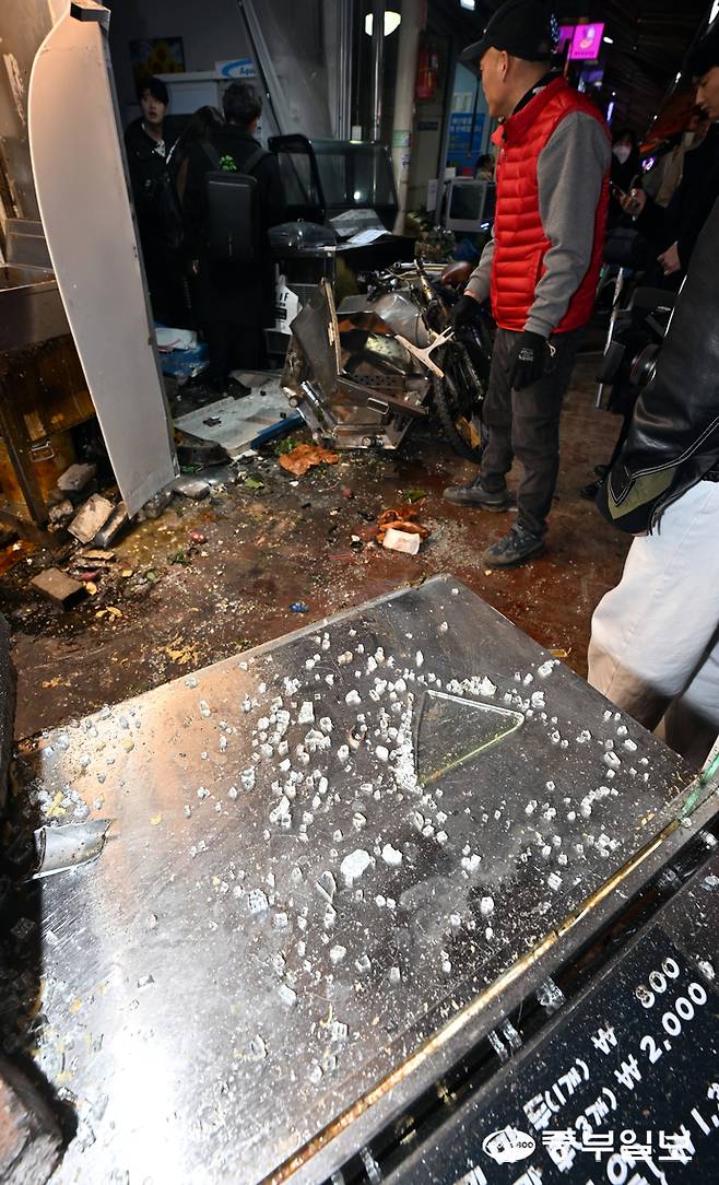 13일 오후 부천시 오정구 부천제일시장에서 A씨가 몰던 1톤 트럭이 시장내부로 돌진하는 사고가 발생한 가운데 사고 현장이 처참한 모습을 보이고 있다. 이 사고로 인해 심정지 2명, 9명 중상 등 20여명의 사상자가 발생했다. 김경민기자