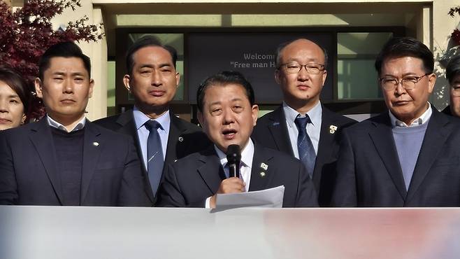 김병주 의원이 12일 오후 의정부시 가능동 캠프 레드클라우드에서 기자회견을 하고 있다. 박홍기 기자