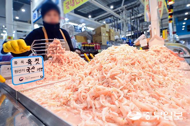 김장철을 맞아 좋은 새우젓을 고르는 법에 대한 관심이 늘어난 가운데 13일 오전 수원시 권선구 농수산물도매시장에서 한 상인이 새우젓을 쌓고 있다. 임채운기자