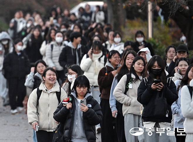 2026학년도 대학수학능력시험이 치뤄진 13일 오후 수원시 팔달구 영복여자고등학교 정문에서 수능을 마친 수험생들이 밝은 표정으로 시험장을 나서고 있다. 임채운기자