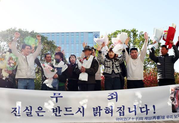 28일 오후 광주 동구 광주고등법원 앞에서&nbsp;청산가리&nbsp;막걸리 사건의 피고인들이 사건 발생 16년 만에 재심에서 무죄를 선고받은 뒤 연 기자회견에서 환호하고 있다.부녀는 2009년 독극물인&nbsp;청산가리를 막걸리에 타 배우자이자 친모 등을 살해한 혐의로 기소돼 무기징역과 징역 20년을 각각 선고받아 대법원 확정판결까지 받았으나, 지난해 재심 개시가 결정돼 이날 무죄를 선고받았다. 2025.10.28 [사진=연합뉴스]