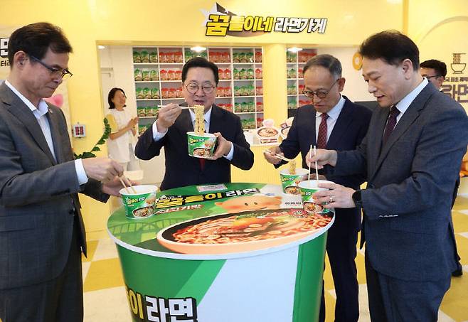 이장우 대전시장이 유성구 엑스포과학공원 내 꿈돌이하우스 2호점에서 열린 '꿈돌이 컵라면' 출시 행사에서 컵라면을 시식하고 있다./사진=대전시 제공