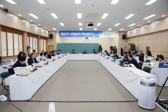 김제시의회 행정사무감사특별위원회가 13일 2025년도 행정사무감사에 착수해 관계 공무원들을 상대로 질의를 하고 있다. 김제시의회 제공