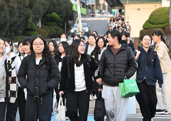 13일 오후 대학수학능력시험을 끝낸 수험생들이 창원시 성산구 경일여자고등학교 고사장을 나오고 있다. /김구연 기자
