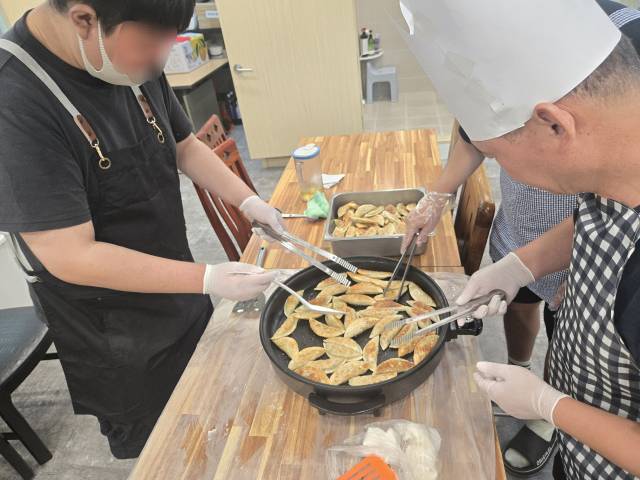 지난 9월 19일 찾은 대구 한 주간활동센터. 발달장애인들이 점심 시간을 앞두고 요리하는 모습. 대구시장애인권익협회 제공