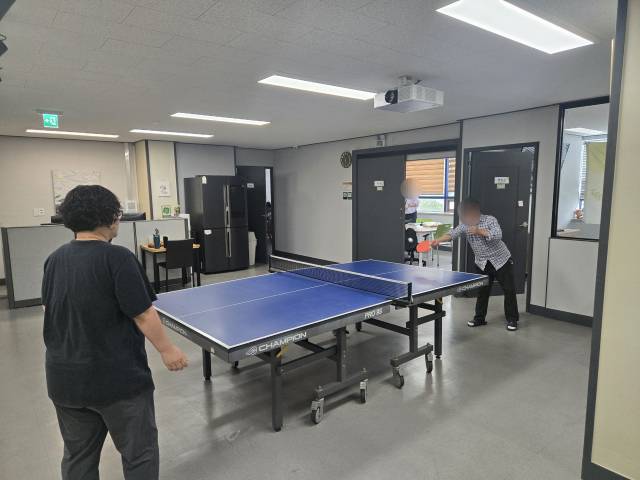 지난 9월 19일 찾은 대구 한 주간활동센터. 발달장애인이 사회복지사와 탁구를 하고 있는 모습. 대구시장애인권익협회 제공