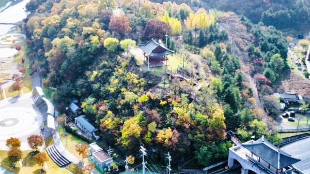 문소루.문소는 의성의 옛 명칭으로 문소루는 고려중엽 창건된 것으로 추정되지만 이후 여러 차례 중건된 역사를 가지고 있다.