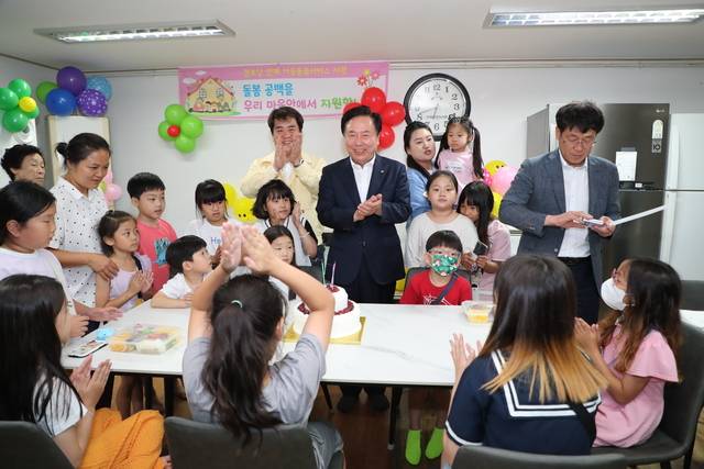 안동시가 저출생 문제를 해결하기 위해 '아이 키우기 좋은 도시'를 목표로 복지 행정을 펼치고 있다. 사진 가운데가 권기창 안동시장. 안동시 제공