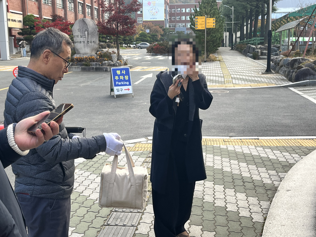 수험생 자녀가 두고 내린 도시락을 다시 전달해주기 위해 시험장을 찾은 손혜정(47)씨. 김정원 기자