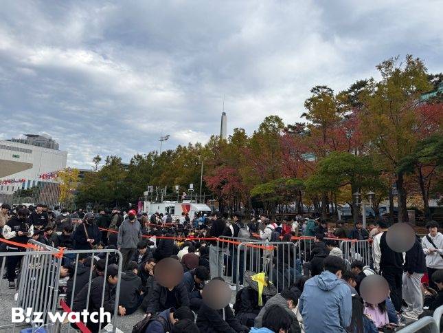 13일 부산 벡스코에서 열린 '지스타 2025' 입장을 위해 관람객들이 줄지어 대기하고 있다./사진=왕보경 기자