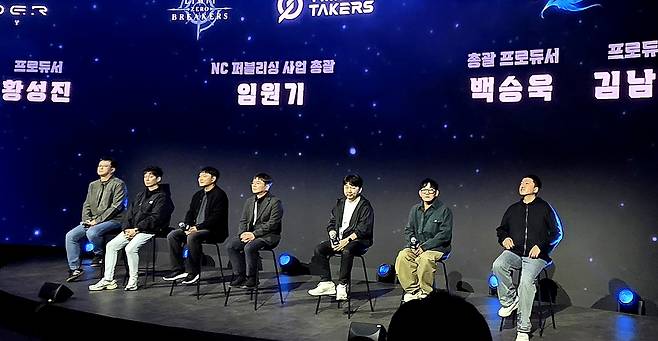 (왼쪽부터)배재현 신더시티 총괄 프로듀서, 황성진 프로듀서, 임원기 엔씨 퍼블리싱 사업본부장, 백승욱 아이온2 총괄 프로듀서, 김남준 프로듀서, 이성구 호라이즌 스틸 프론티어스 총괄 프로듀서, 최홍영 프로듀서가 13일 부산 벡스코에서 열린 '지스타 2025'에서 기자들의 질문에 답하고 있다. /사진=비즈워치