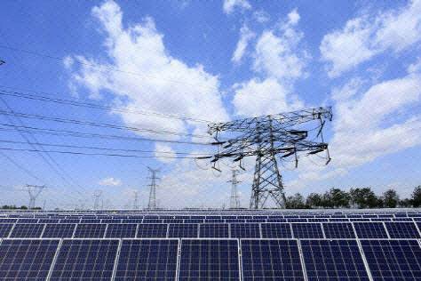 태양광 발전설비와 송전선로. (사진=게티이미지)