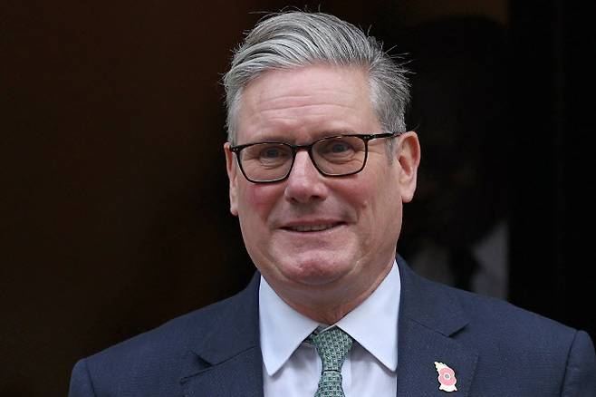 12일(현지시간) 의회 총리질의 참석을 위해 런던 다우닝가 10번지(총리 관저)를 떠나는 키어 스타머 영국 총리.(사진=AFP)