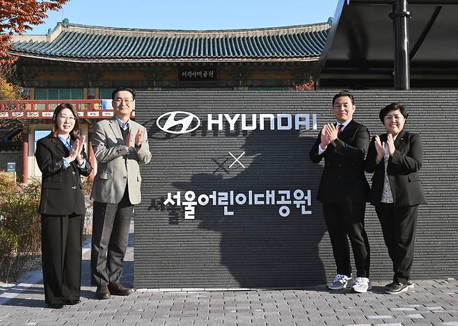 (왼쪽부터)&nbsp;초록우산&nbsp;신정원&nbsp;본부장,&nbsp;현대차&nbsp;국내사업본부장&nbsp;정유석&nbsp;부사장,&nbsp;서울시&nbsp;곽관용&nbsp;정무수석,&nbsp;서울시의회&nbsp;김영옥&nbsp;보건복지위원장이&nbsp;기념&nbsp;촬영을&nbsp;하는&nbsp;모습