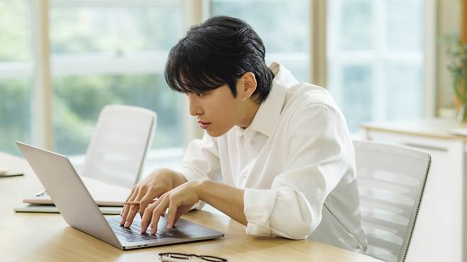거북목 증후군, 치료하지 않으면 근육과 뼈의 배열도 변형될 수 있다｜출처: 클립아트코리아