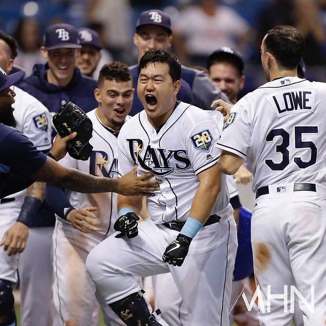 (최지만이 탬파베이 시절 끝내기 홈런을 친 뒤 동료들과 함께 기쁨을 나누고 있다. 그 뒤로 샌프란시스코로 이적한 유격수 윌리 아다메스와 다저스 투수가 된 블레이크 스넬의 모습도 보인다)