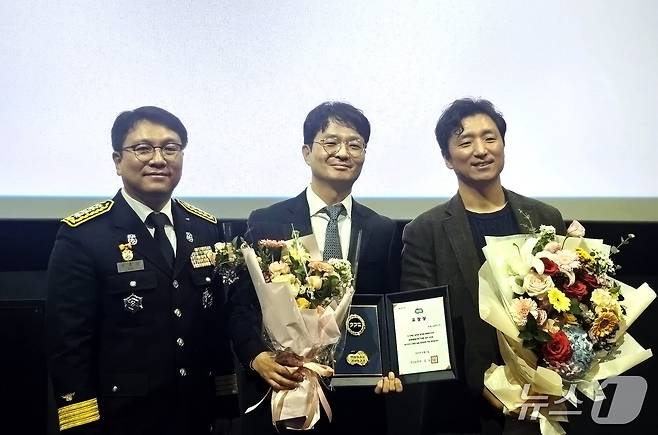 용인서부소방서 김중양 서장, GS칼텍스 Mobility & Marketing 기획부문 조도현 상무, 전지훈 Network Value-up팀 팀장(사진 왼쪽부터)이 기념촬영을 하고 있다. (사진제공 = GS칼텍스)