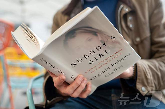 2025년 10월 21일 런던 시내에서 버지니아 로버츠 지우프레의 회고록 '노바디스 걸: 학대에서 살아남고 정의를 위해 싸운 이야기' 표지가 보인다. ⓒ AFP=뉴스1