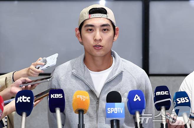 메이저리그(MLB) 두 번째 시즌을 마친 샌프란시스코 이정후가 30일 인천국제공항 제2여객터미널을 통해 귀국해 취재진의 질문에 답하고 있다. 2025.9.30/뉴스1 ⓒ News1 김성진 기자
