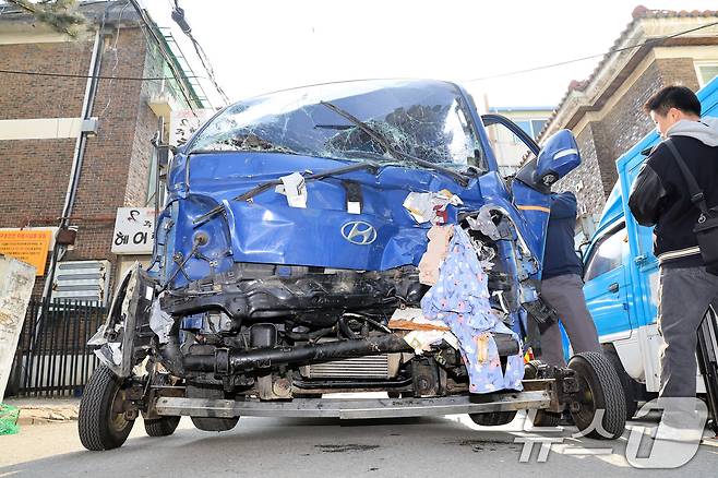 13일 경기 부천 오정구 원종동 제일시장에서 A 씨가 몰던 1톤 트럭이 돌진하는 사고가 발생해 경찰 관계자들이 사고차량을 수습하고 있다. 2025.11.13/뉴스1 ⓒ News1 이호윤 기자