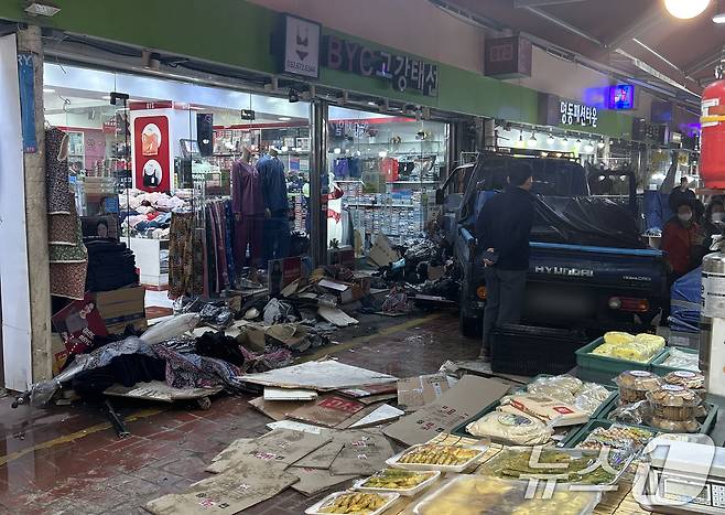 13일 오전 10시 55분쯤 경기 부천 오정구 원종동 제일시장에서 A 씨가 몰던 1톤 트럭이 돌진하는 사고가 발생했다. (독자 제공. 재판매 및 DB금지) 2025.11.13/뉴스1