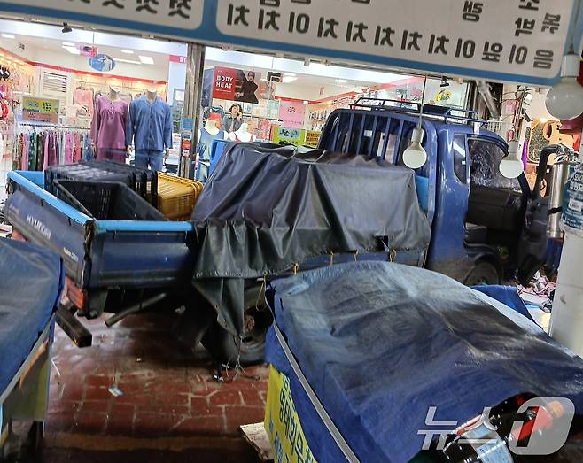 13일 오전 10시 55분쯤 경기 부천 오정구 원종동 제일시장에서 A 씨가 몰던 1톤 트럭이 돌진하는 사고가 발생했다. (독자 제공. 재판매 및 DB금지) 2025.11.13/뉴스1