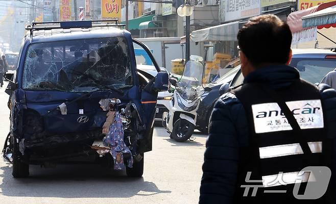 13일 경기 부천 오정구 원종동 제일시장에서 A 씨가 몰던 1톤 트럭이 돌진하는 사고가 발생해 교통사고조사 관계자들이 사고차량을 수습하고 있다. 2025.11.13/뉴스1 ⓒ News1 이호윤 기자