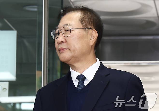 내란 중요임무 종사 및 직권남용 혐의로 구속영장이 청구된 박성재 전 법무부 장관이 13일 오전 서울 서초구 서울중앙지법에서 열린 구속 전 피의자 심문(영장실질심사)에 출석하고 있다. 2025.11.13/뉴스1 ⓒ News1 김민지 기자