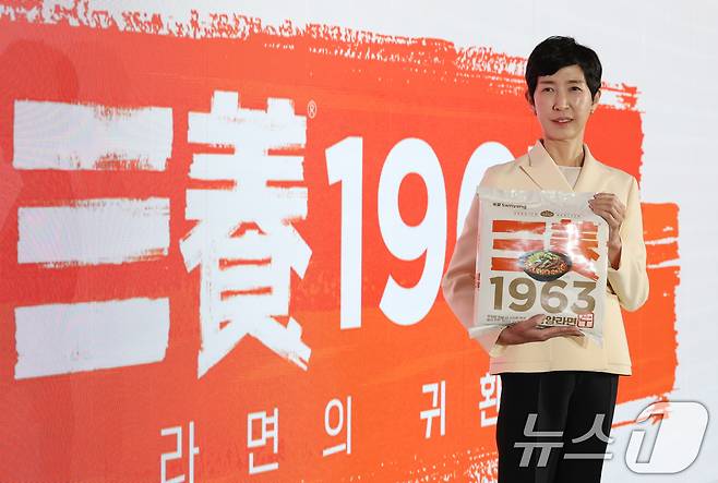 지난 3일 오전 서울 중구 보코 서울 명동 호텔에서 열린 '삼양 1963' 신제품 출시 발표회에서 김정수 삼양식품 부회장이 제품을 들고 포즈를 취하고 있다. 2025.11.3/뉴스1 ⓒ News1 오대일 기자