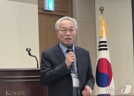 박은철 연세대학교 예방의학과 교수가  서울 중구 프레스센터에서 열린 '지속가능한 지역의료 생태계 구축을 위한 해법 모색'을 주제로 한 토론회에서 발언하고 있다(대한민국의학한림원 제공)