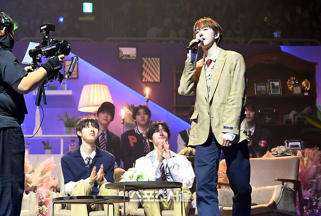 킥플립의 동현이 21일 오후 인천 중구 인스파이어 아레나에서 열린 제34회 ‘서울가요대상’에서 나미의 ‘슬픈 인연’을 부르며 센터 무대로 나서고 있다. 2025. 6. 21.  인천 | 박진업 기자 upandup@sportsseoul.com