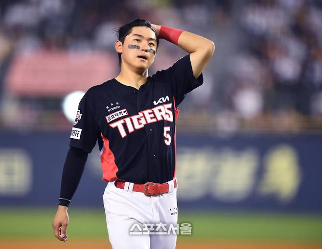 KIA 김도영이 19일 서울 잠실구장에서 열린 2024 KBO리그 두산과 경기 5회초 2사 중견수 플라이 아웃이 된 후 아쉬워하고 있다. 잠실 | 최승섭 기자 thunder@sportsseoul.com