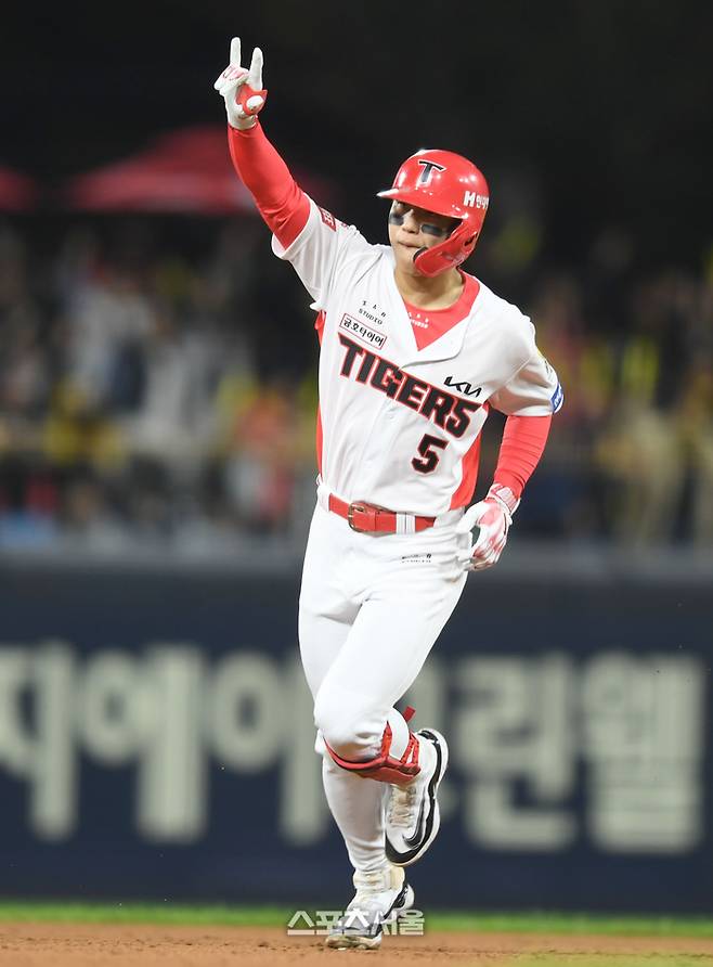KIA 김도영이 23일 광주-기아챔피언스필드에서 열린 삼성과 2024 KBO 한국시리즈 2차전 2회말 2사 우월홈런을 날린 후 환호하고 있다. 광주 | 최승섭 기자 thunder@sportsseoul.com