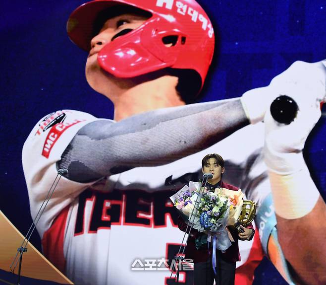 KIA 김도영이 13일 서울 삼성동 코엑스 오디토리움에서 열린 2024 신한은행 SOL 뱅크 KBO 골든글러브 시상식에서 3루수 부문 골든글러브를 받은 후 소감을 말하고 있다. 사진 | 최승섭기자 thunder@sportsseoul.com