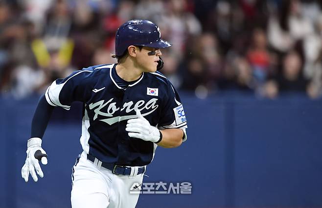 대한민국 야구 대표팀 김도영이 2일 서울 고척스카이돔에서 열린 쿠바와 2차 평가전 7회초 무사 쿠바 투수 레예스를 상대로 안타를 치고 베이스 러닝을 하고 있다.  고척 | 박진업 기자 upandup@sportsseoul.com