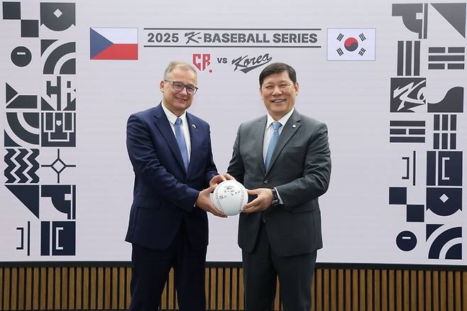 KBO 허구연 총재와 이반 얀차렉 주한체코대사가 28일 KBO 스튜디오에서 열린 KBO-체코야구협회 평가전 개최 협약식에서 기념촬영하고 있다. 사진 | KBO