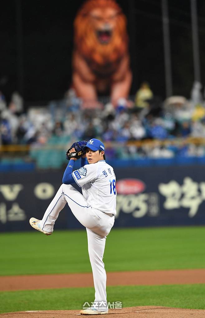 삼성 원태인이 13일 대구 삼성라이온즈파크에서 열린 2025 KBO리그 SSG와 준플레이오프 3차전에 선발 등판해 힘차게 공을 던지고 있다. 대구 | 박진업 기자 upandup@sportsseoul.com