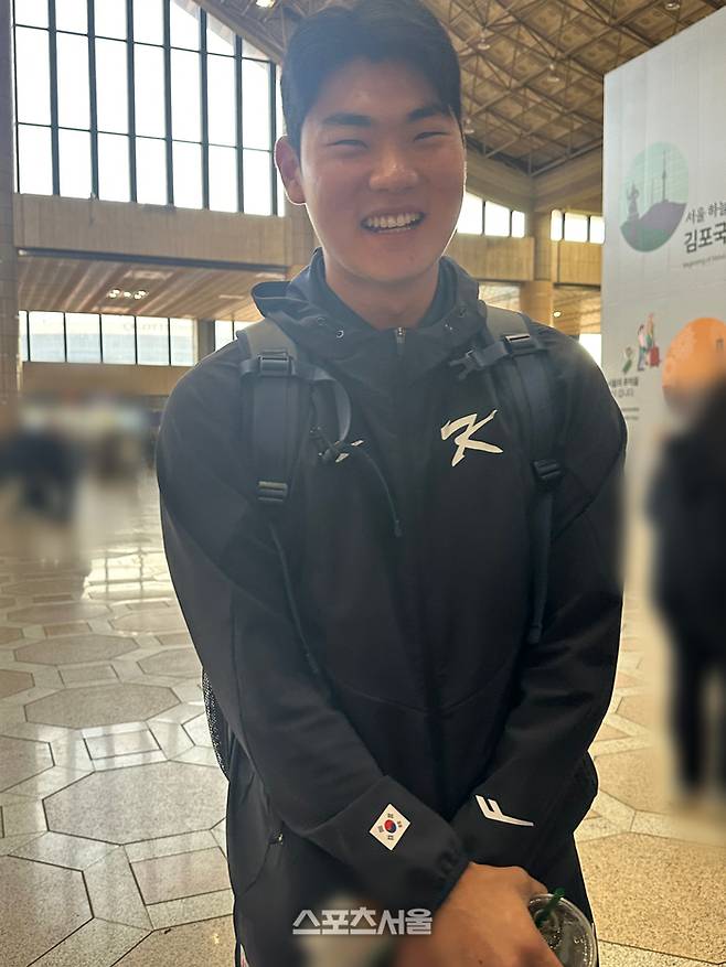 국가대표팀 김주원이 12일 서울 강서구 김포공항에서 일본 도쿄로 출국하기 앞서 취재진의 인터뷰에 응하고 있다. 김포공항 | 이소영 기자 sshong@sportsseoul.com