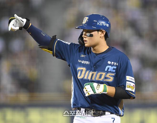 NC 김주원이 1일 서울 잠실구장에서 열린 2025 KBO리그 LG와 경기 3회초 1사 안타를 친 후 세리머리를 하고 있다. 잠실 | 최승섭 기자 thunder@sportsseoul.com